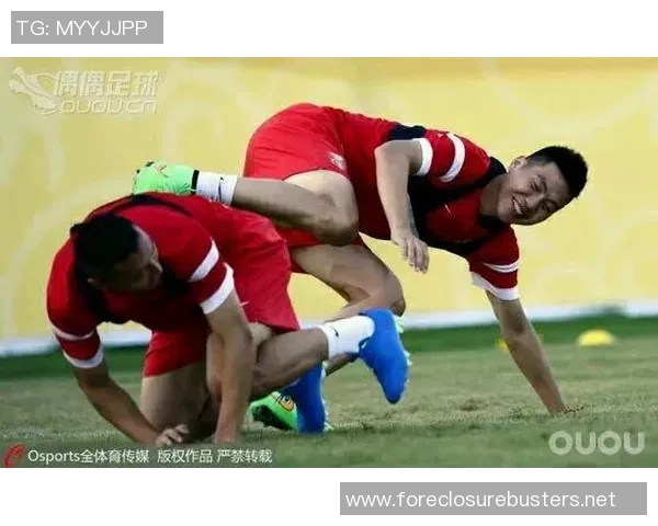 穿牛奶鞋的足球明星揭秘他的独特风格与场上表现的完美结合