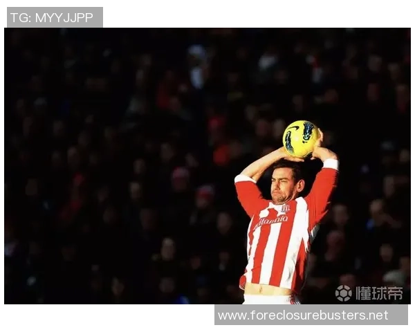 足球明星踢球时的手指动作解析与技巧分享让你更懂足球的魅力与艺术